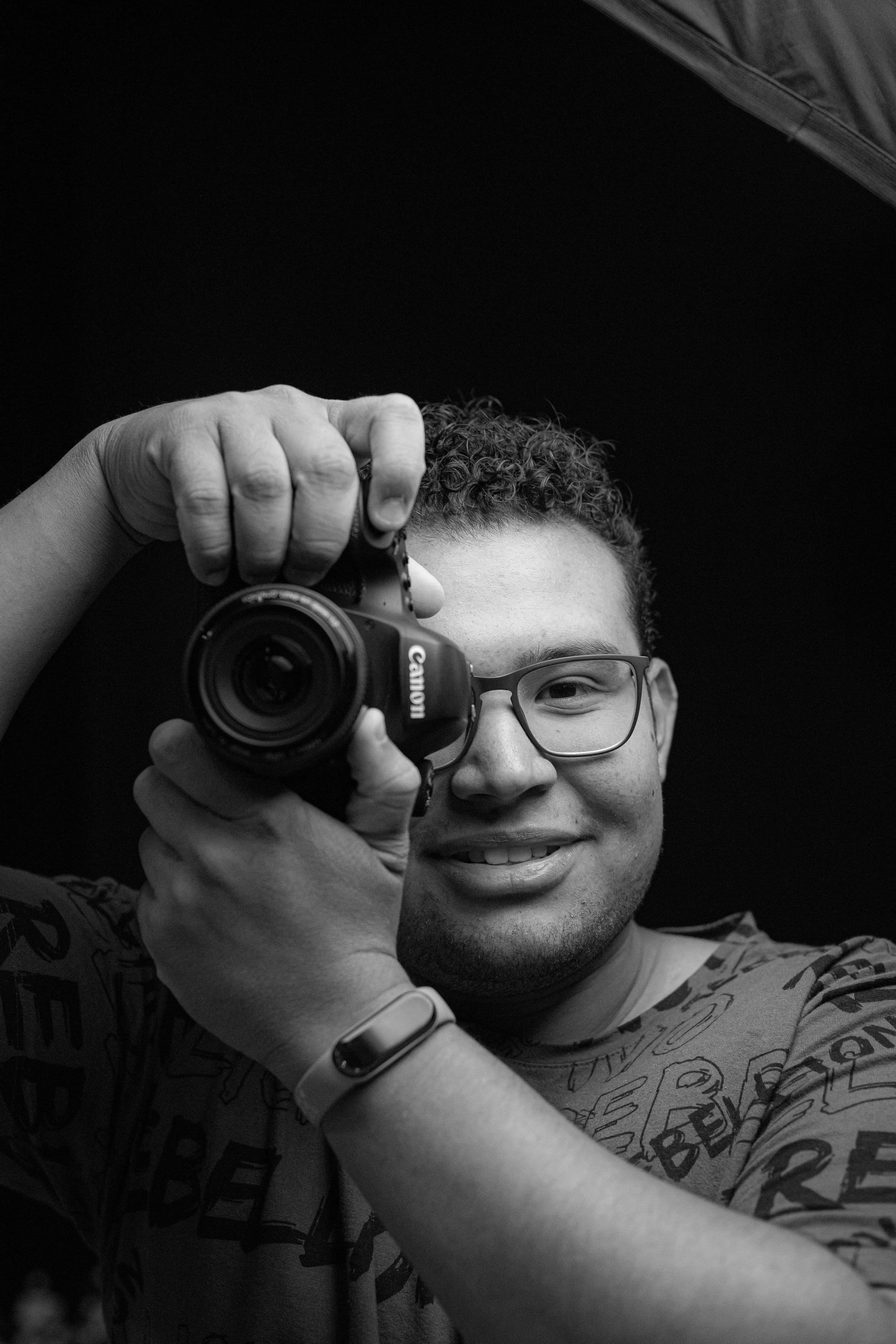Samuel Rosa com a câmera no rosto